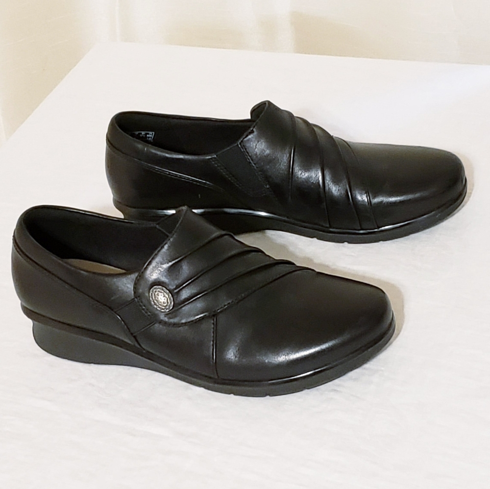 Clarks Collection Black Leather Flats Loafers Button 7M Like New - Picture 3 of 8